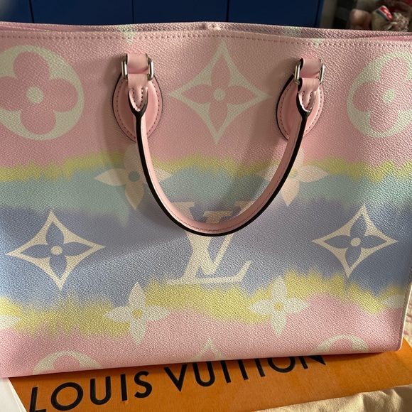 Louis Vuitton OnTheGo GM Monogram Escale Pastel - Picture 14 of 15